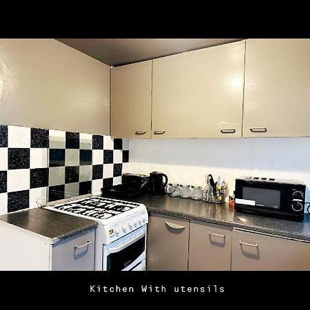 2 Bedroom Double Bed In East London Exterior photo