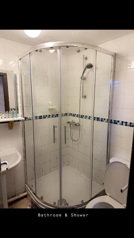 2 Bedroom Double Bed In East London Exterior photo