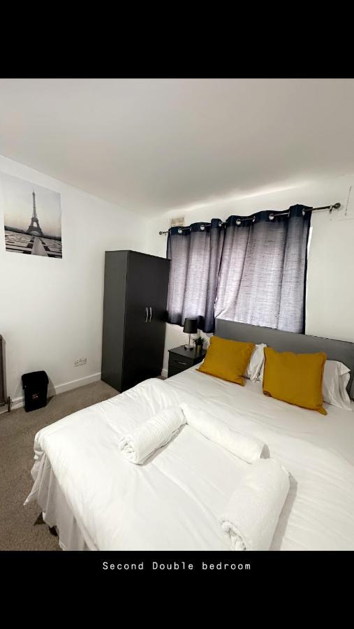 2 Bedroom Double Bed In East London Exterior photo