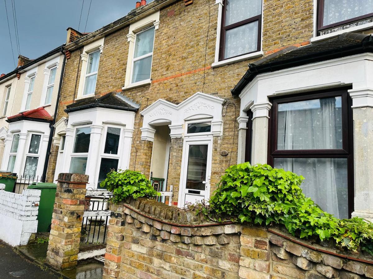 2 Bedroom Double Bed In East London Exterior photo